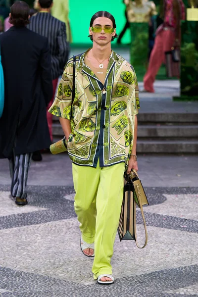 Look 16